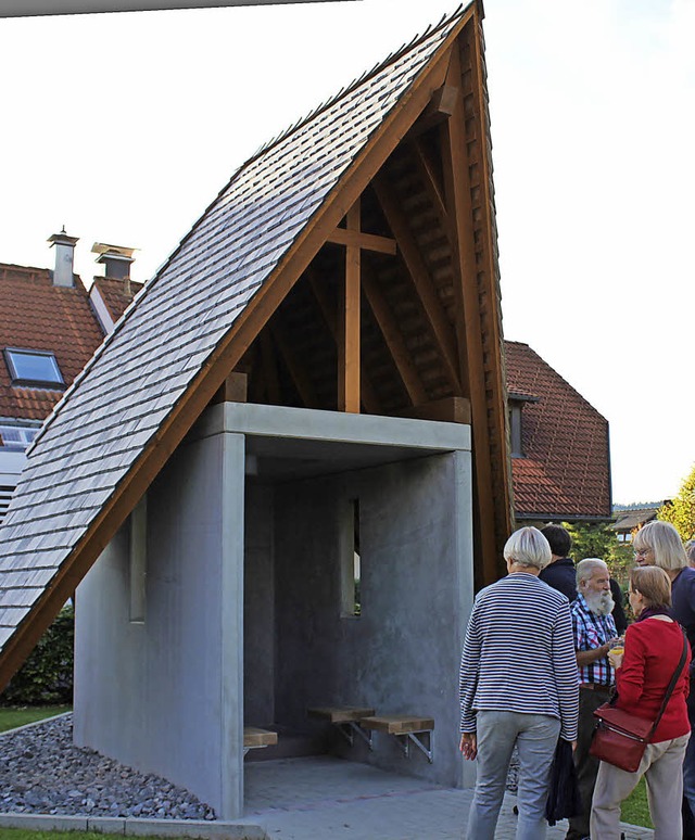 Die neue Michaelskapelle vereint einen...teilen dreiseitigen Holzschindeldach.   | Foto: Erich Krieger
