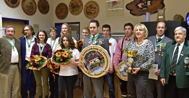 Die erweiterte Kreischtzen-Knigsfamilie.  | Foto: Hans Meidhof