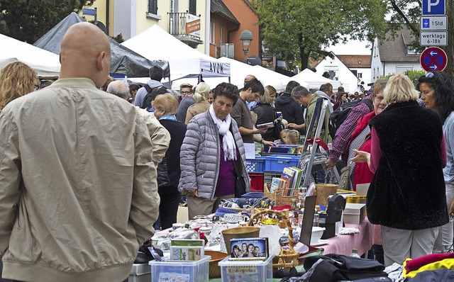 Gut besucht war am Dienstag  in  Neuen...rkaufsoffenem Feiertag und Flohmarkt.   | Foto: Volker Mnch