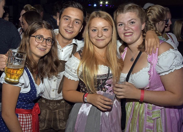 Stilecht gekleidet: vier junge Besucher in bayrischer Tracht.   | Foto: Pichler