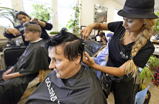 Monika Schneider gefllt, was Friseuri...De Melo Silva mit ihren Haaren macht.   | Foto: Michael Bamberger