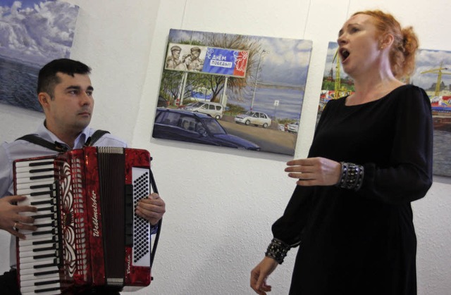 Bei der Vernissage der Ausstellung Flu...va und der Akkordeonist Serhii Danych.  | Foto: Christine Aniol