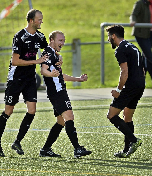 Daniel Wehrle (Mitte) bejubelt zusamme...hrungstreffer zum 2:1 fr den FC 08.    | Foto: Seeger