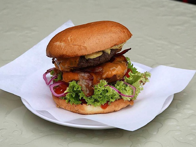 Burger gibt es unter anderem beim Barstreet-Festival auf dem  Rathausplatz.  | Foto: Christoph Breithaupt 