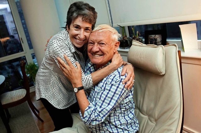 Der Nobelpreistrger Joachim Frank mit seiner Frau Carol Saginaw in New York   | Foto: dpa
