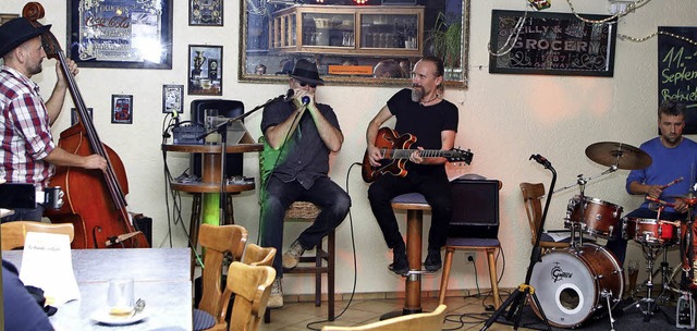 Die vier Blueser im Kultcaf kamen bestens an.   | Foto: Heidi Fssel