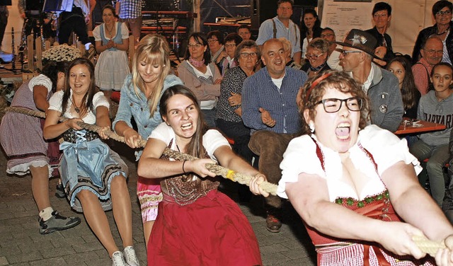 Sie gaben alles: die &#8222;Dirndl-Mai...ehauftritt im vollbesetzten Festzelt.   | Foto: Werner Schnabl