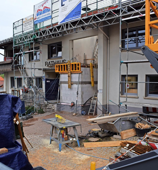 Die Grobaustelle Rathaus Rickenbach, in der Mitte der halbfertige Aufzug  | Foto: Michael Krug