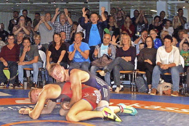 Die Zuschauer feuerten die Ringer im Brgersaal an.   | Foto: Petra Wunderle