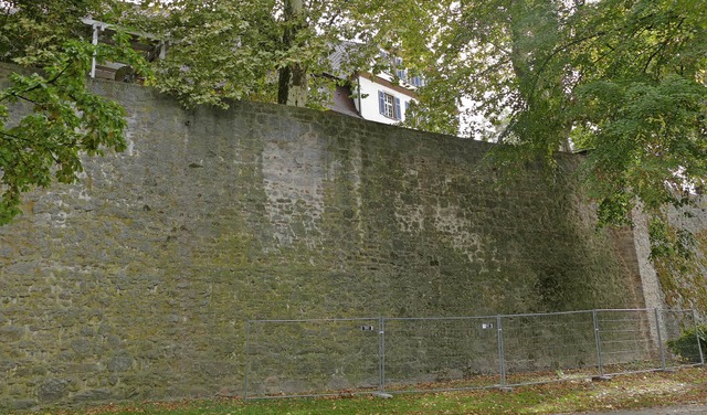 Wegen der Gefahr eines Teilabsturzes d...Mauer Absperrgitter aufstellen lassen.  | Foto: Ralf Burgmaier