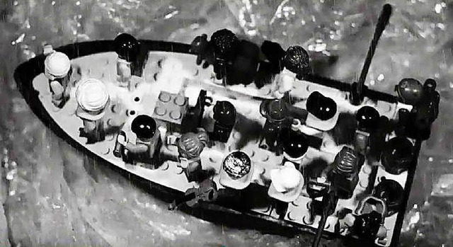 Eine Szene aus dem Legofilm &#8222;Sel...st im vollen Boot ber das Meer fhrt.  | Foto: Screenshot youtube