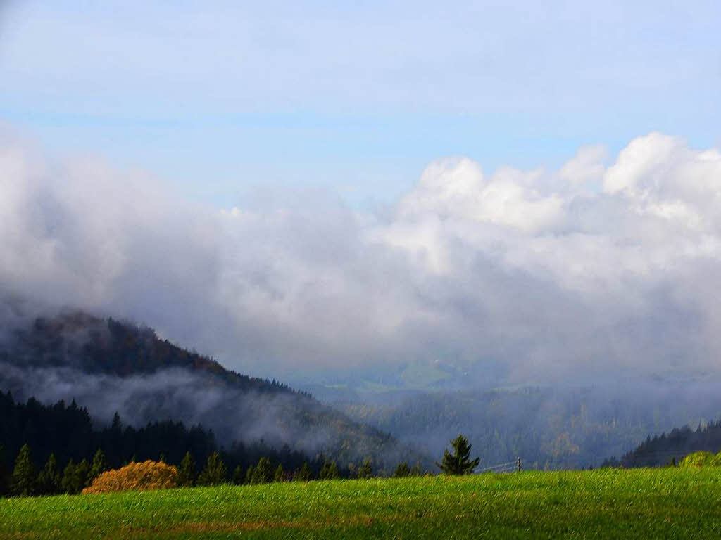 Blick von Breitnau Richtung Dreisamtagl – dort zieht Nebel  auf