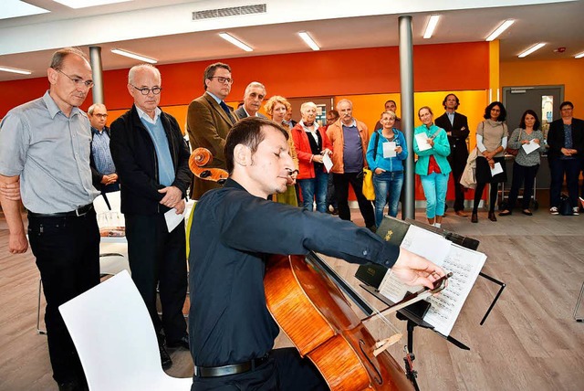 Der Cellist Cyprian Kohut umrahmte die Einweihung musikalisch.  | Foto: Heinz u. Monika Vollmar