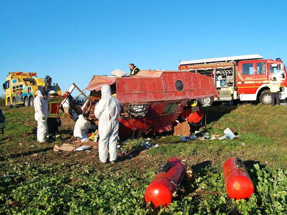 Bis Donnerstagmorgen waren die Einsatz...er A5 zwischen Herbolzheim und Riegel.  | Foto: Feuerwehr