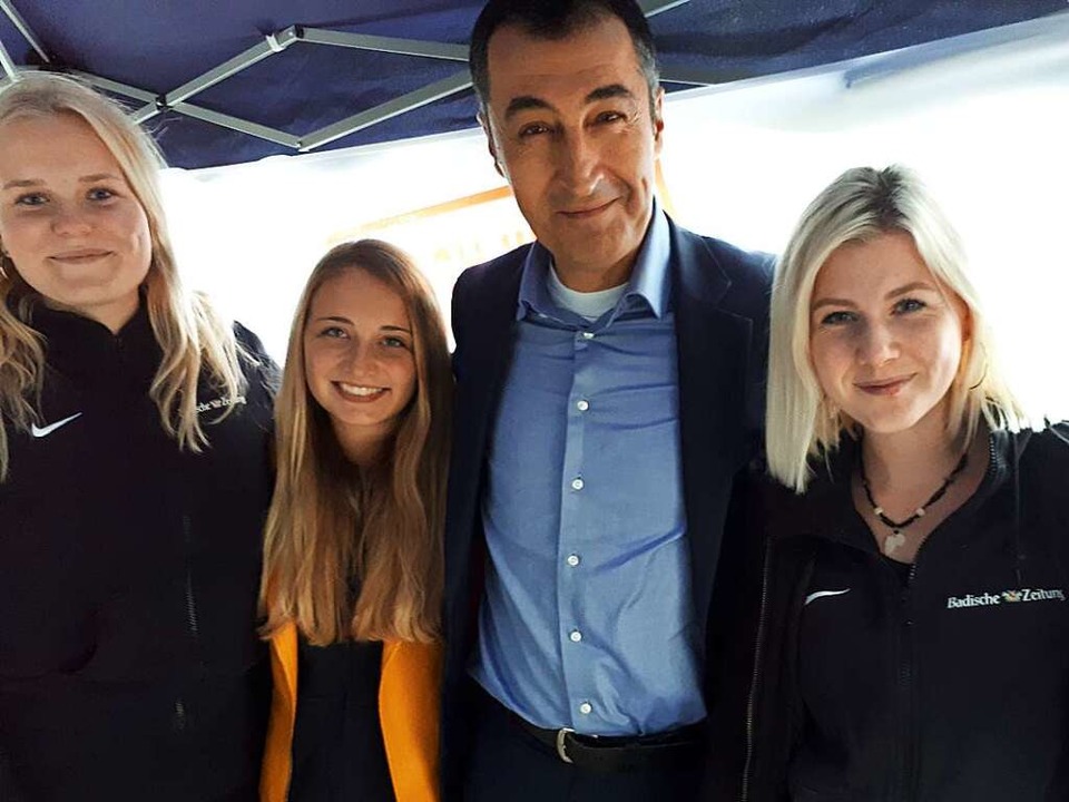 Kim, Hannah und Rebecca mit Cem zdemir  | Foto: BZ