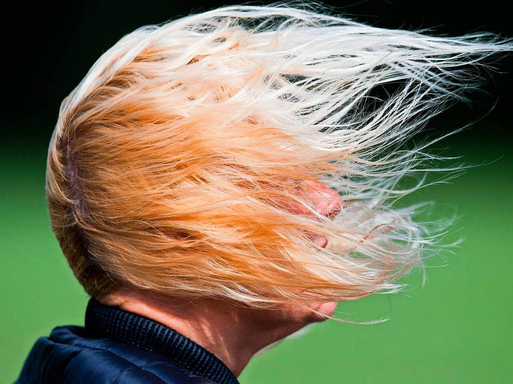 Die Haare einer Frau werden in Hannover  von einer Windbe erfasst.