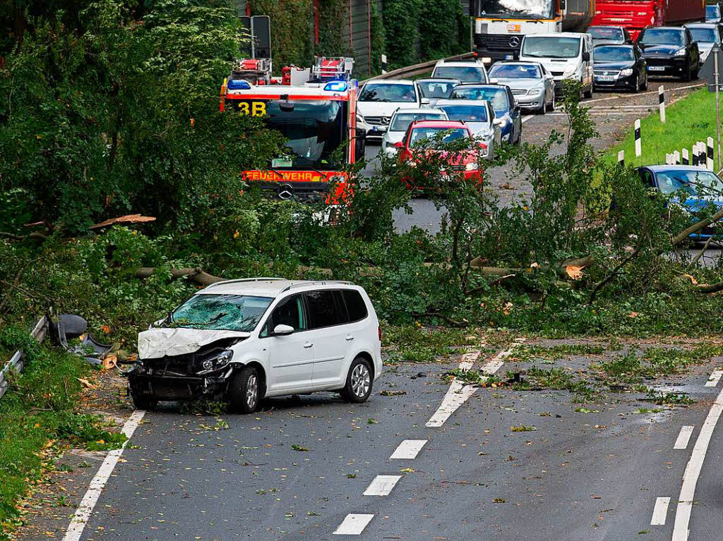 Ein beschdigtes Auto steht  auf dem Messeschnellweg bei Hannover, nachdem ein Baum auf die Strae gekippt ist. Durch Sturmtief „Xavier“ kommt es im Schienen und Straenverkehr zu Einschrnkungen...