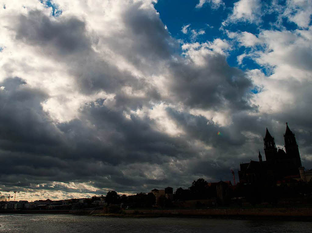 Dunkle Wolken  ber Magdeburg.