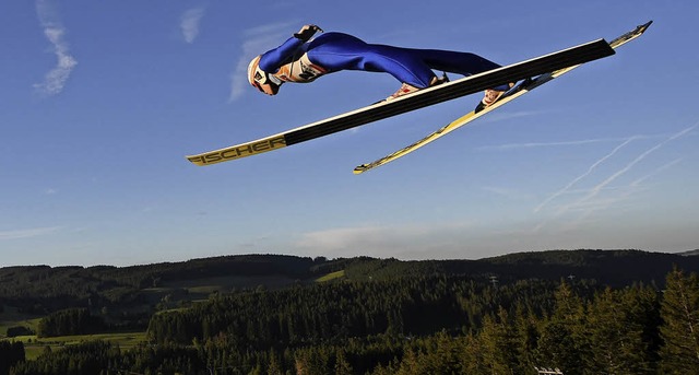 Aben(d)teuer: Skispringen unter Flutlicht hat einen ganz besonderen Reiz.   | Foto: patrick seeger