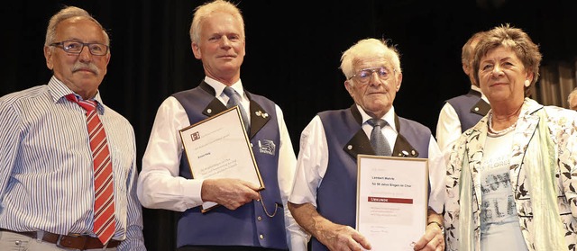 Josef Knpfle (links) und Beate Endres...singt seit 50 Jahren im ersten Tenor.   | Foto: Dieter Maurer