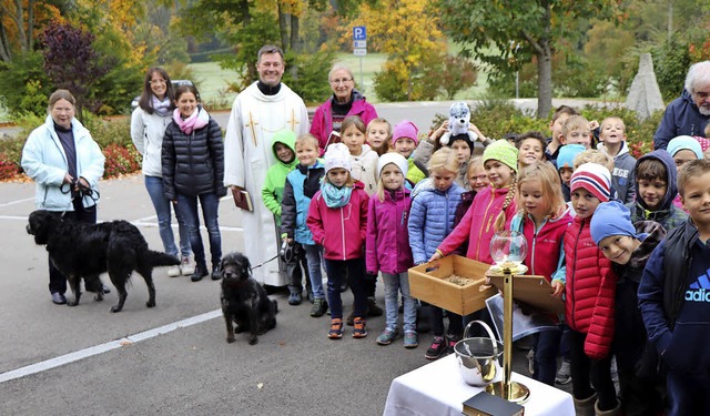 Rund 40 Schler der Klassen 1 und 2 de...ma-Schule bei der ersten Tiersegnung.   | Foto: Dieter Maurer