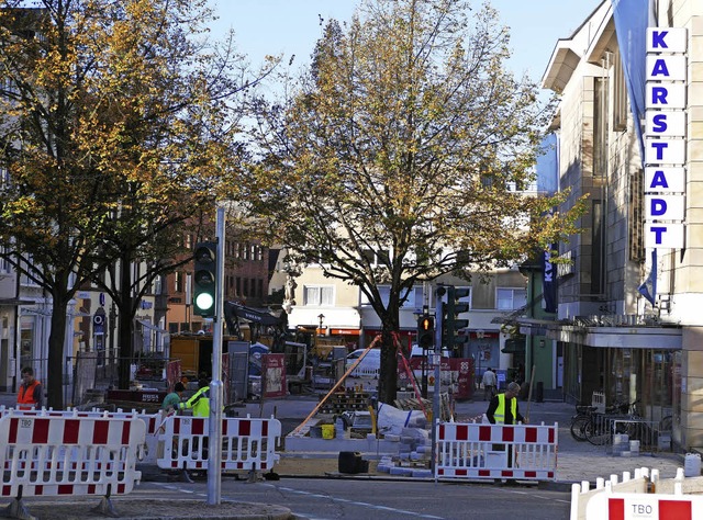 Der festgebundene Baum (rechts), sagt ...finde, auf jeden Fall ersetzt werden.   | Foto: Ralf Burgmaier