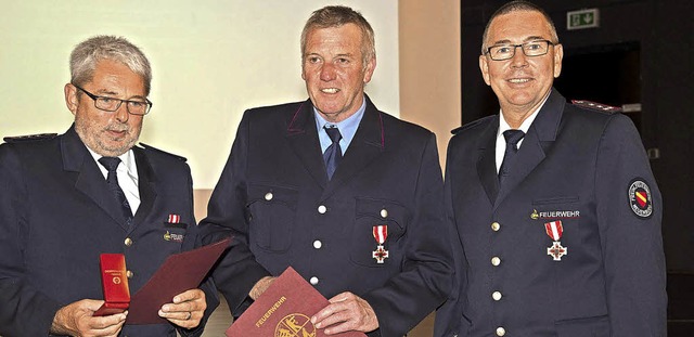 Das Ehrenzeichen des Landes fr 40 Jah...Franz-Werner Flury und Christoph Ziel.  | Foto: Volker Mnch