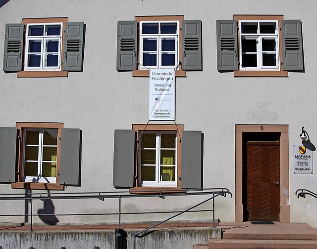 Ein Plakat am Fischinger Rathaus zeigt...r Bund die Sanierung bezuschusst hat.   | Foto: cre