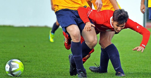 Florian Isele in der Zange &#8211; der FC Lffingen gewann dennoch.   | Foto: W. Scheu