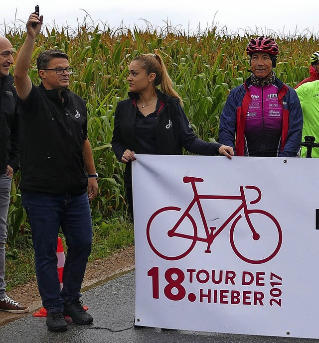 Karsten Pabst (links) gab  den Startschuss zur Tour de Hieber.   | Foto: SENF