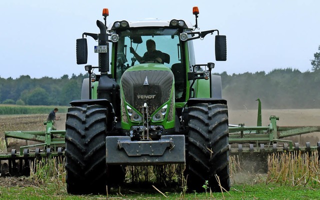Traktoren im Groformat erfordern Vorsicht.   | Foto: dpa