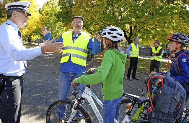 Polizei und IG Velo erklren Kindern u...tetes Fahrrad fr die Sicherheit ist.   | Foto: Maja Tolsdorf