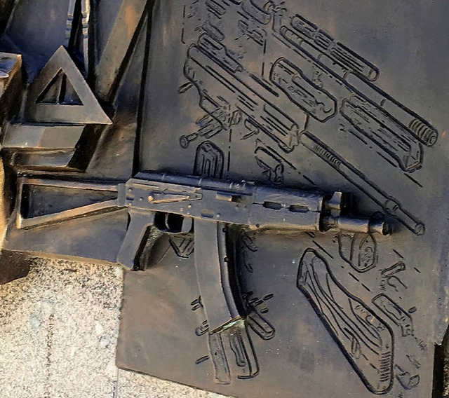 Die Skizze des deutschen StG 44 hinter dem Kalaschnikow-Gewehr   | Foto: dpa