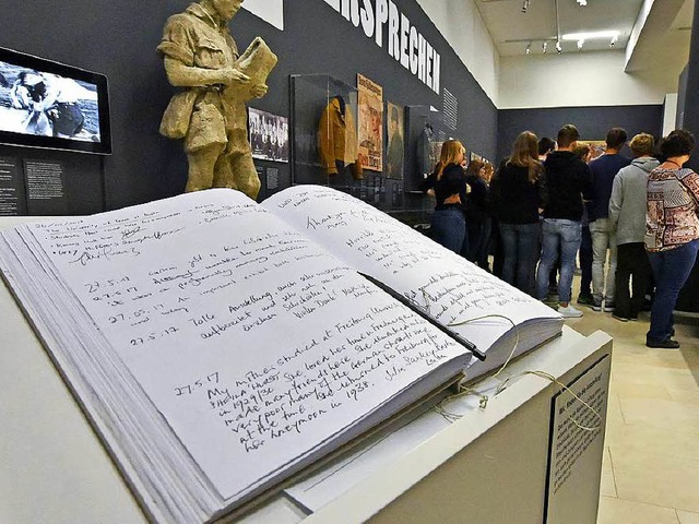 Die Besucher verteilten Lob und Kritik im Gstebuch.   | Foto: Michael Bamberger
