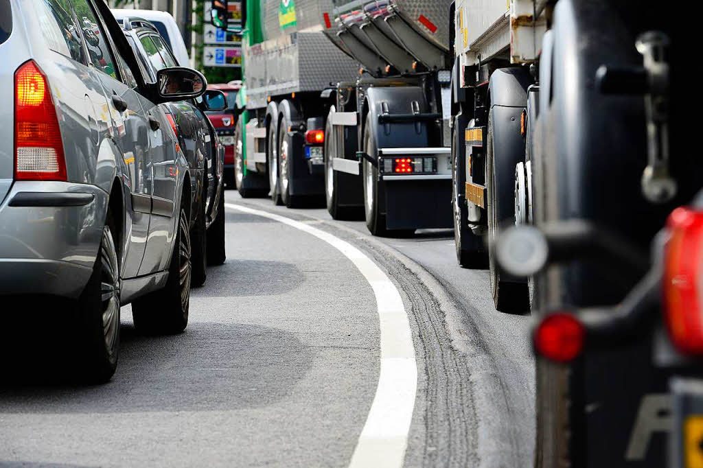 Gefährliche Spurrille auf LeoWohlebBrücke wird abgefräst, Sanierung