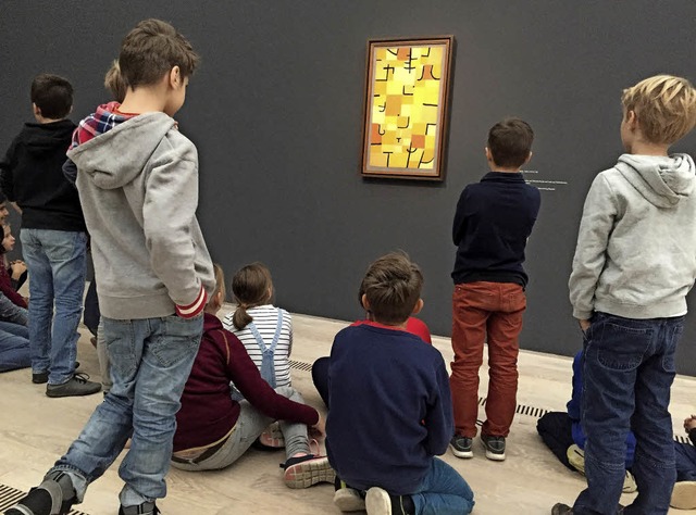&#8222;Zeichen in Gelb&#8220; heit da...Klee, das die Kinder hier betrachten.   | Foto: Privat