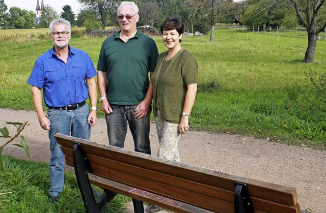 Manuela Fromm (von rechts), Norbert We...sverein stellten die neuen Bnke vor.   | Foto: Werner Schnabl