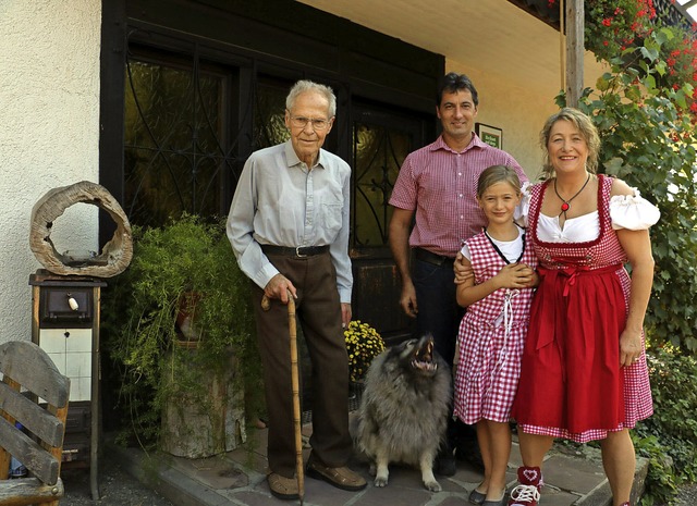 Die Hoffamilie heute: (v. rechts) Barb...nkel Josef Willmann und Hofhund Jojo.   | Foto: Theo Weber