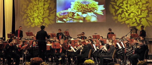 Die Chrysanthemen-Gala der Stadtkapelle Lahr lutet die Blumenschau ein.   | Foto: Privat