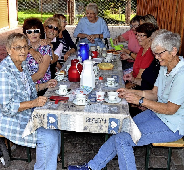 Die Freitags-Kaffee-Gruppe mit ihren I...esem Jahr zum letzten Mal getroffen.    | Foto: Alfred Arbandt