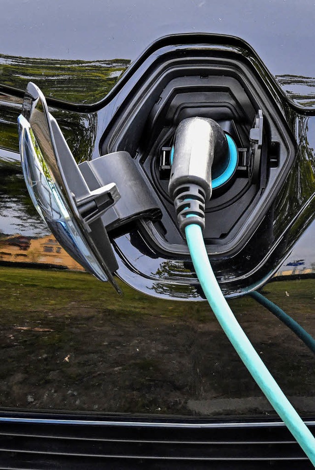 Strom statt Benzin tanken Elektrofahrz...Bad Sckingen jetzt einen Stammtisch.   | Foto: Patrick Pleul, DPA