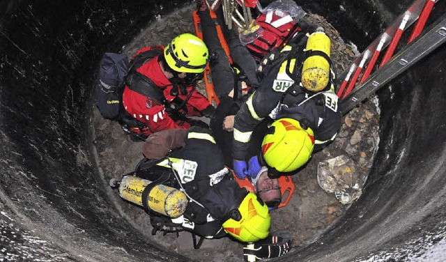 In einem Silo ist eine Person verungl...esondere Feuerwehrbung in Wittlingen.  | Foto: Jutta Schtz