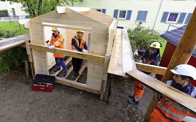 Das Spielhaus nahm gestern ruckzuck Gestalt an.   | Foto: Ingo Schneider