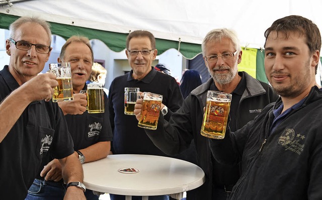 Pfaffenbergs Ortsvorsteher Harald Frit...r Feuerwehr und des Gesangvereins an.   | Foto: paul Berger