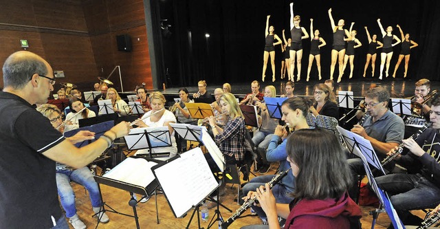 Von wegen Feiertag - unter der Leitung...usikgala der 8. Denzlinger Kulturwoche  | Foto: Markus Zimmermann