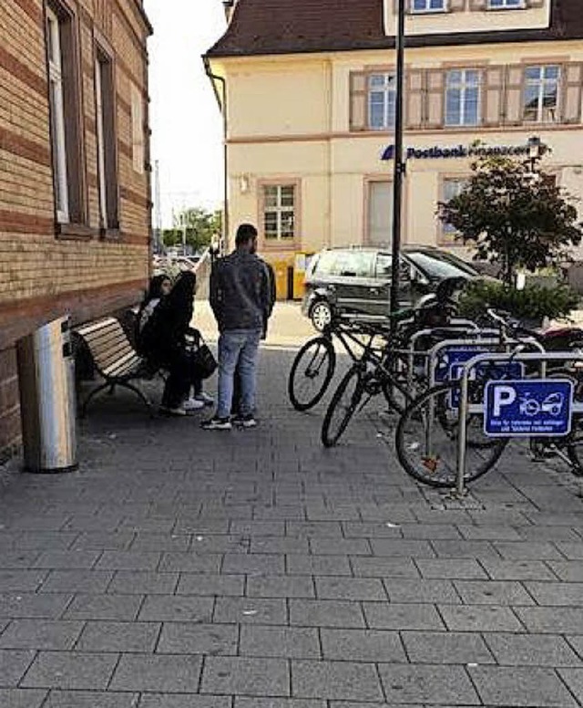 Eine ungnstige Kombination, findet BZ...hebnke verengen den Weg zum Bahnhof.   | Foto: Werner Tegeler