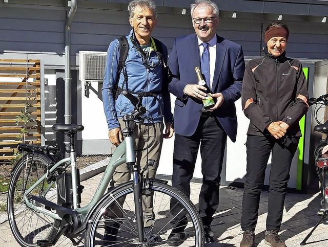 In Husern freut sich Brgermeister Th...ahtesel und auch drei E-Bikes bereit.   | Foto: Rathaus/Sebastian Barthmes