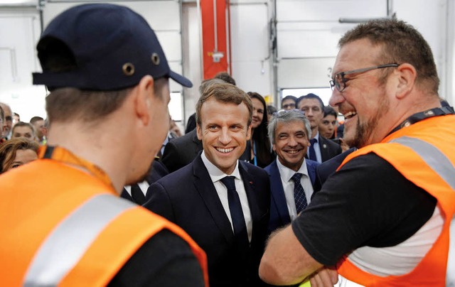 Volksnah: Emmanuel Macron beim Besuch eines Amazon-Verteilzentrums bei Amiens  | Foto: AFP