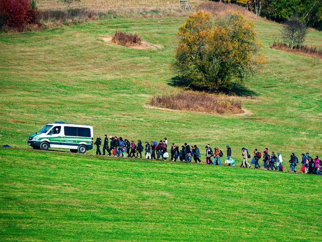 Solche Bilder wollen CSU-Mitglieder ni... Flchtlinge 2015 im Landkreis Passau.  | Foto: dpa