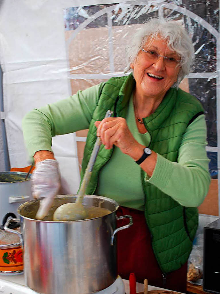 Rosemarie Kellner rhrt um: Noch ist ein bisschen Suppe da im zweiten groen Topf im Anwesen Leonhardt.
